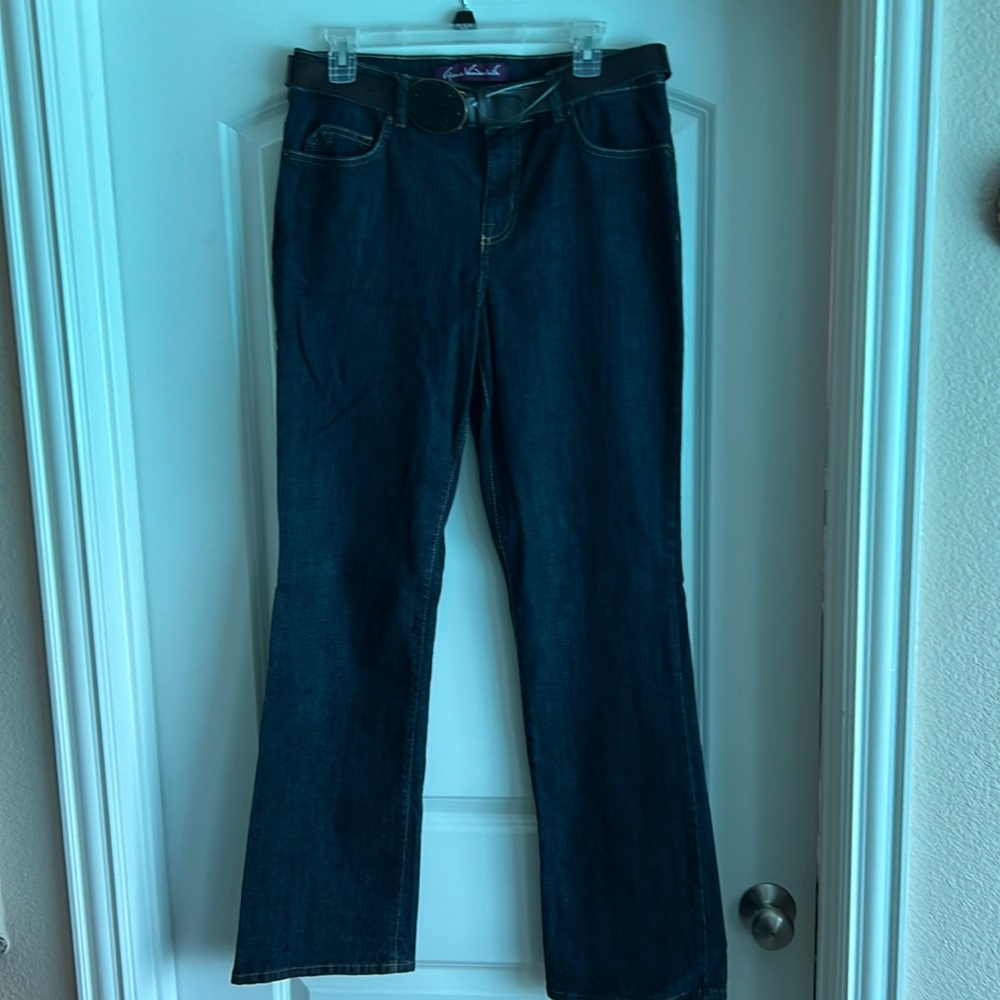 Gloria Vanderbilt Jeans with belt, never worn, like new, Size 8, Blue